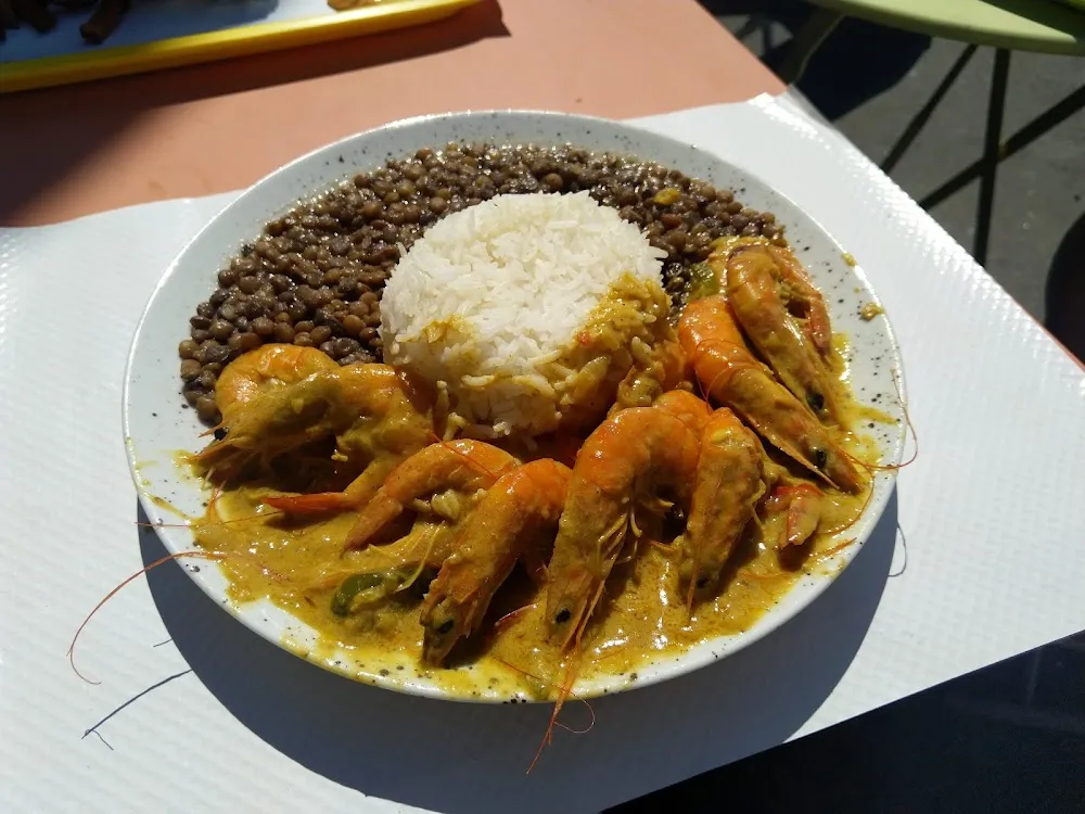 Crevettes Épicées Accompagnées de Riz Blanc Et Lentilles